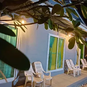 https://ozonebeachhuts.koh-lantahotels.net